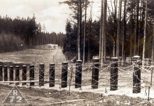 Pohled opačným směrem, tedy ze střeleckého průseku od R S-73 na R S-72.<br>V popředí je pak krásně vidět protitanková překážka z ocelových jehel smíšená s protipěchotní - ostnatý drát a tzv. "prasečí ocásky".