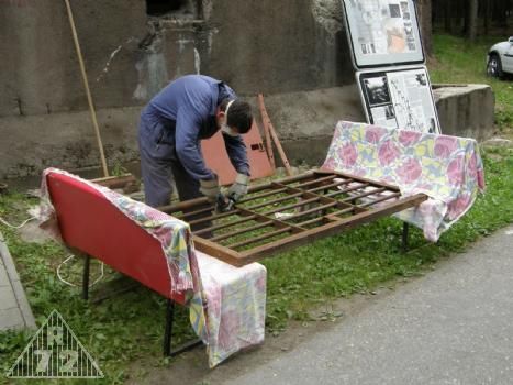 Před čištěním a opravou vstupní chodbičky proběhlo očištění a natření mříže.