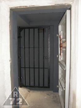 Hotovo. Vstupní chodbička i opravená mříž (poválečná) jsou jako nové.