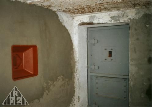 Nejnovější dvě kovové části na objektu - kopie dveří a střílny N.