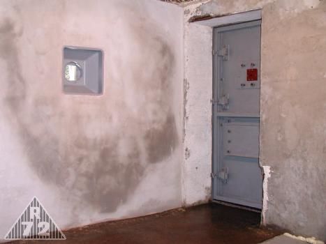 A zde již krásné dvojče - dveře, střílna a zapravená stěna. Flek okolo střílny je původní velikost kráteru po zničení originální střílny.