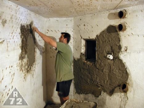 Letící části poničené střílny N na ochranu hlavních zbraní vpravo, vyrazily menší kráter i na protější stěně. Můžete si tak představit sílu exploze. Rekonstrukce uvedených prostor.
