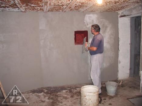 Téměř dokončené zapravení poškozené týlové stěny včetně kopie střílny N.