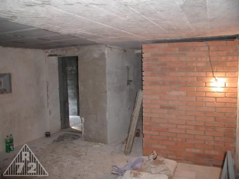 Celková pohled na pravou kasematu po obroušení vápna. Vpravo příčka oddělující místnost pro velitele.