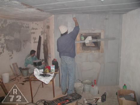 Dokončení nátěrů plechů a  hrubé omítky u střílny N.
