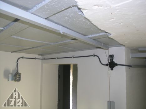 Základ elektroinstalace - ještě tomu leccos chybí.