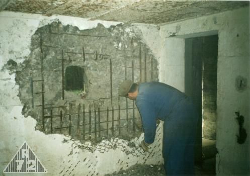 Tak tady je kráter v celé své kráse po zhruba 2/3 čištění. Bohužel jsme museli pokračovat až k podlaze a stropu. Co se tam dělo před temi 60 lety, to už se asi nedozvíme, ale z původní střílny zbyly jen dva cca 5cm kousky pancíře.