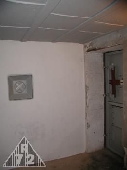 Střílna N u vstupu do objektu - dokončeny nátěry sřílny, oplechování stropu a omítky.