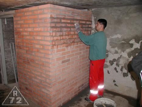 Spárování nových příček stanoviště velitele. Pohled z pravé kasematy.