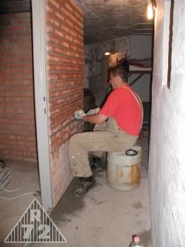 Spárování nových příček stanoviště velitele. Pohled od levé kasematy.