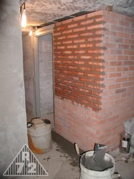 Vyspárované příčky stanoviště velitele. Pohled z pravé kasematy.