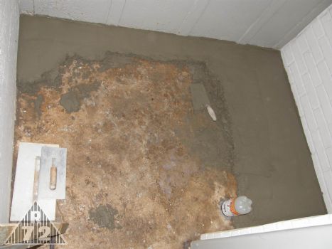 Počátek betonáže podlahy (původní vzala za své při explozi ve spodním patře - G).