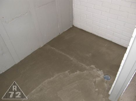 Dokončená podlaha v místnosti velitele.