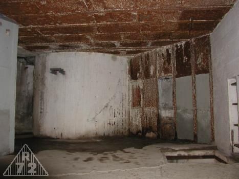 Jedna z posledních fotografií levé kasematy v tomto neutěšeném stavu. Den před pískováním oplechování a starých vápenných nátěrů stěn.