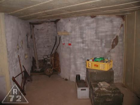 Pohled ke zvonové šachtě. Na stěně u žluté přepravky je po pískování "krásně" vidět narušení celé šachty - prasklinou do objektu značně zatéká voda :(