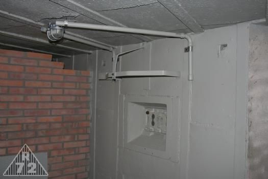 Ramínko osvětlení v levé střelecké místnosti nad střílnou kulometného dvojčete.