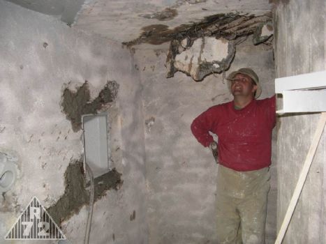 Menší betonový kobereček se ze stropu podařilo urvat krumpáčem a všemi silami. Vlevo pak střílna N, na které již probíhají opravy dalším výbuchem poničené betonové stěny.