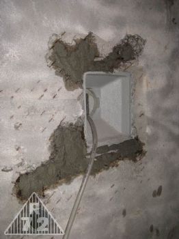 Detail opravované střílny N pro krytí levé kasematy. Hadice je ze studny a přivádí vodu pro míchání betonu na diamantovém příkopu.