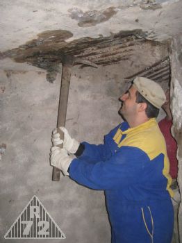 Mefi s krumpáčem při jemné mechanice v chodbičce k ZN.