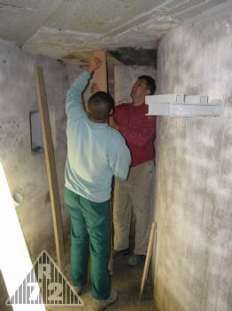Zde již duo H13 a Tomous při odstraňování bednění opravené části.