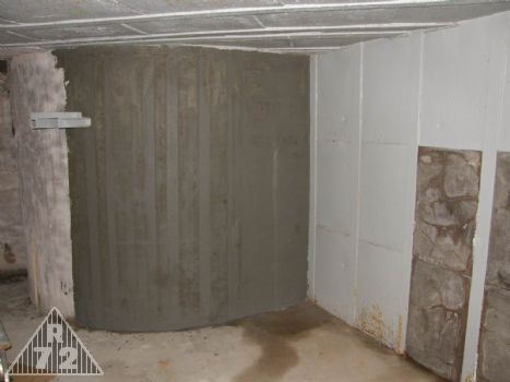 Stěna u ZN je po celé své výšce šikmo dolů prasklá a teče tudy voda. Pokusili jsme se jí tedy zde odizolovat stejnou hmotou, jako byla použita při izolaci stropu. Zda to pomůže, to ví zatím jen NASA.