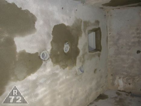 Oprava interiéru levé kasematy resp. její krycí střílny N. Šikmo pod střílnou je roura granátového skluzu, následně stěnový periskop a poslední šedá trubka je odtah od plynového vařiče.