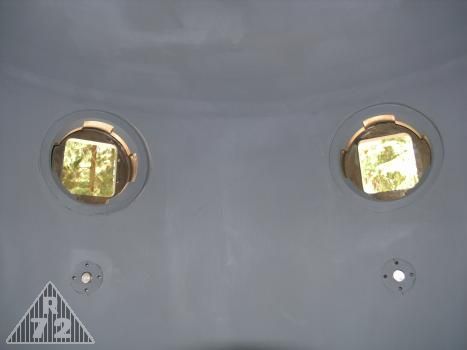 Detailní záběr na pravou dvojici střílen včetně úchytů pro zbraň "U" - 5cm pevnostní minomet.