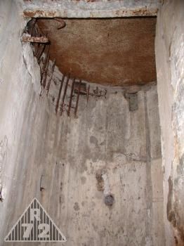 Zvonová šachta před osazením zvonu. Ještě zakrytá plechem.