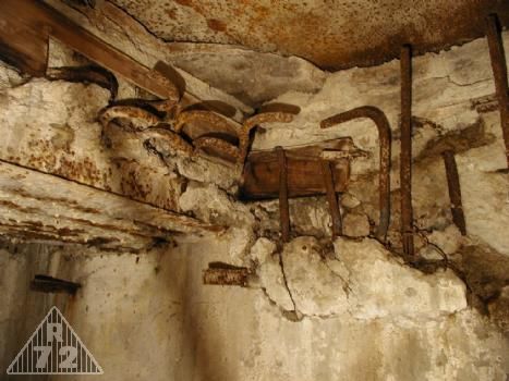 Zvonová šachta před oaszením zvonu. Ještě zakrytá plechem. Vlevo torzo stropu chodbičky do zvonu