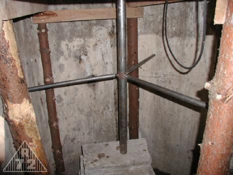 Přípravky na vystředění a uchycení šablony ve zvonové šachtě.