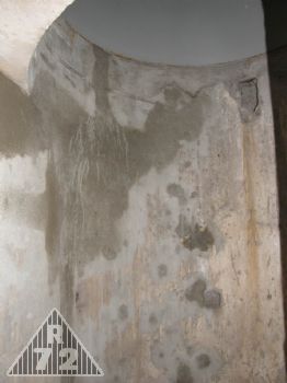 Zvonová šachta po dalších opravářských pracích - odmrzlý či po trhání ZN odpadlý beton. Jedno z nejhnusnějších míst v objektu tak konečně získává nový kabát.