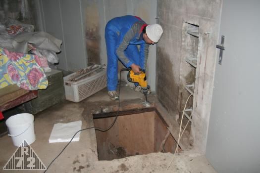 Odstraňování poškozeného původního rámu průlezu.