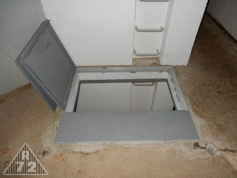 Jak již bylo zmíněno u fotek ze spodního patra, šlo poklop otevřít buď na třetinu, nebo takto na dvě s tím, že se opřel o stěnu.<br>Delší část poklopu šla taktéž odstranit, pakliže bylo třeba manipulovat s rozměrnějšími předměty.<br>Vpravo a vlevo v rozích byly instalovány trubky pro osazení jednoduchého zábradlí. Bude osazeno později.