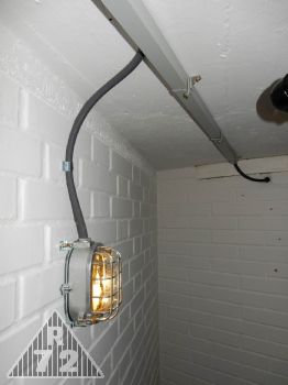 Rozvod elektroinstalace a osvětlení prostoru průlezu ve spodním patře.