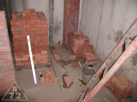 Základ pro stavbu příčky mezi záchodem vpravo a skladištěm munice. Na zdech a podlaze jsou patrny místa, kde stály původní příčky