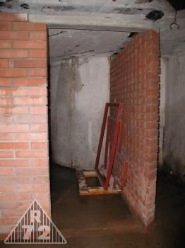 Pohled na totéž místo, jen trochu pootočené směrem k suchému WC.