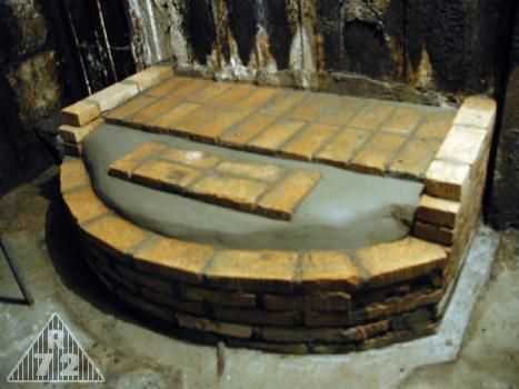 Zde již výsledek naší práce před dokončením hrubé stavby. Fundament je budován tak, aby mohl být později zalit betonem ve své původní velikosti (viz na podlaze, kde jest ponechán 10cm okraj vzhledem k původnímu rozměru). 
Po zašalování a betonáži by již nemělo být poznat, že jde o takovéto nouzové řešení z důvodu úspory materiálu. Pochopitelně dojde i k osazení patřičného ocelového roštu pro zbraň G.