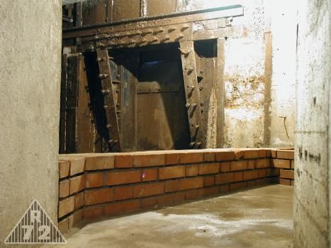 Nově vznikající příčka 30cm mezi místností G a zbytkem objektu. Střílna G na sobě doposud nese kilogramy a kilogramy rzi.