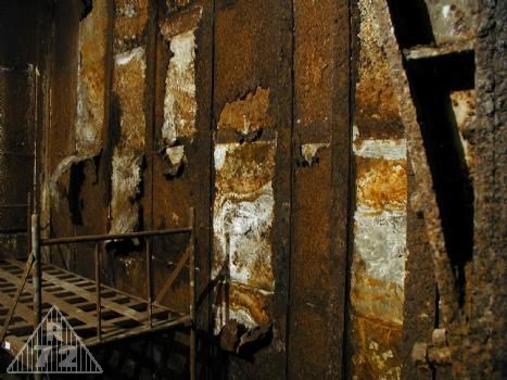 Netřeba komentáře... Vpravo detail stavu střílny G, dále pak oplechování. Jak jsem již uvedl, neznám objekt, který by měl právě místnost G v otřesnějším stavu.
