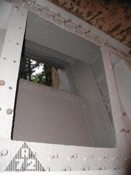 Pohled na střílnu zbraně G po finálním nátěru.
