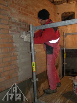 Spárování příčky oddělující místnost G od zbytku srubu.