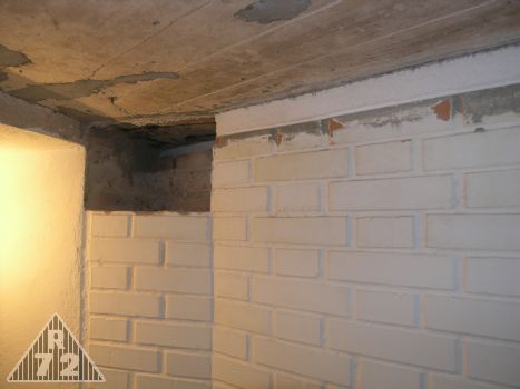 Vybouraný otvor pro budoucí vzduchotechniku - směr WC a sklad munice pro minomet.