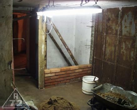 Začíná stavba historicky první příčky v objektu. Místnost pro uskladnění proviantu.