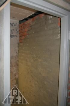 Tato příčka bude mít z důvodu nekvalitních cihel jako jediná na celém objektu omítku. Začátek omítání