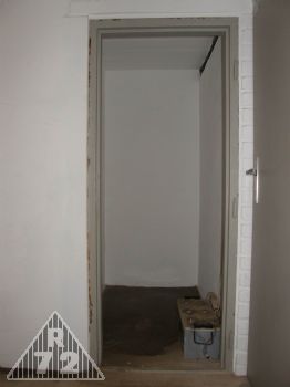 Místnost proviantu po vybílení a uložení baterií, kterými se svítí v případě, že nejede centrála. Tzv. tichý proud.