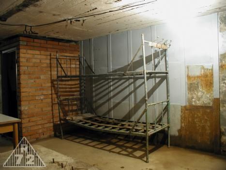 Plechy po očištění a natření. Jak vidíte, spodní řada byť byla natřena stejným počtem vrstev jako horní zkrátka ani za rok nedokázala překrýt rez. Navíc barva ani po půl roce nebyla suchá...