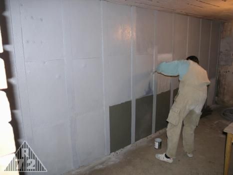 Plechové obložení v ubikacích mužstva se pomalu dokončuje.