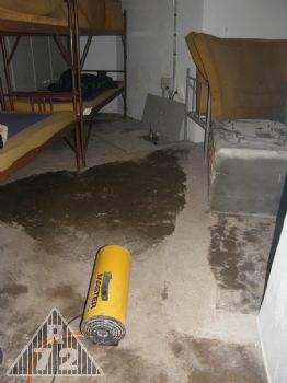Zde trávíme noci - bývalá strojovna (vpravo) a Um (vlevo). V popředí je vyhřívací trubka, která dokáže během pár minut dostat teplotu v této místnosti z 9° na celých 42°. Po vypnutí se během několika minut teplota vrátí na původní stav :) díky skvělým tepelným vlastnostem betonu.