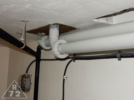 Odtah výfuku a odparky ze strojovny (šedé trubky) a rozvod vody od studny (černé trubky). <br>Elektroinstalace taktéž odpovídá původnímu umístění. Pod námi je studna jinak.