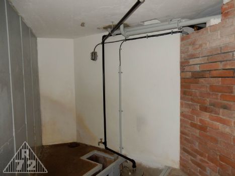 Celkový pohled na prostor studny s rozvodem vody, odparkou a výfukem, vpravo strojovna. Vlevo by stála jedna ze tří paland, které zde měly být.